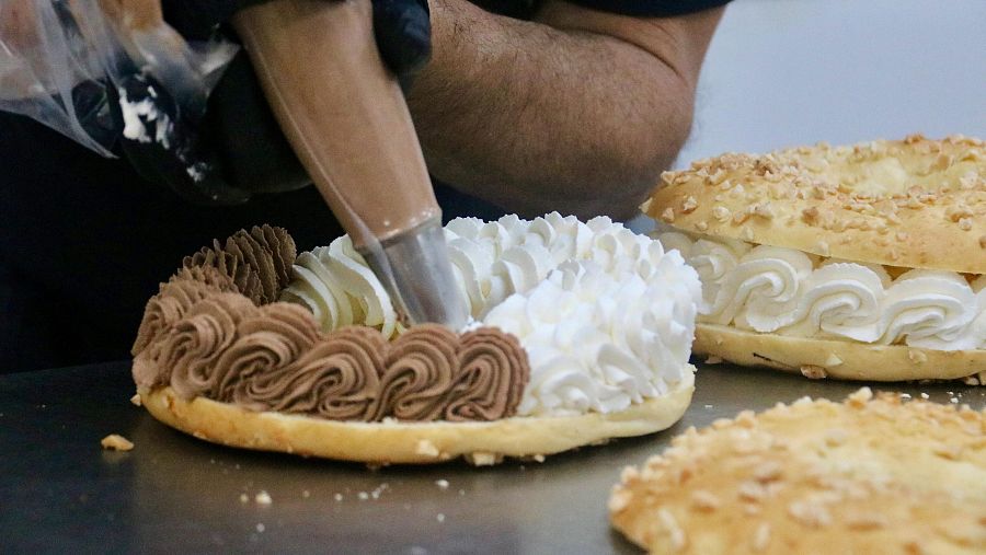 Preparació d'un tortell de Reis de nata i trufa
