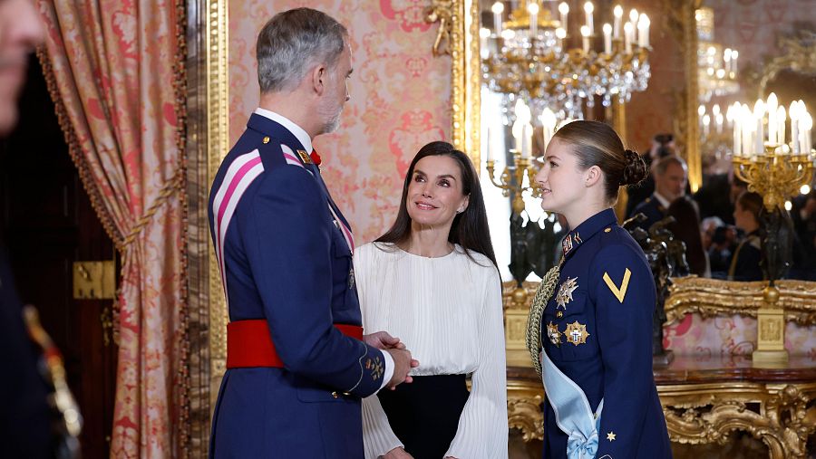 La princesa Leonor, el rey Felipe VI y la reina Letizia antes de los discursos en el Salón del Trono del Palacio Real en el marco de la ceremonia de la Pascua Militar.