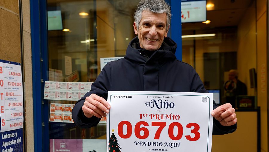 Pedro Arroyo, propietario de la administración número 22 de Donostia, posa con el número 06703