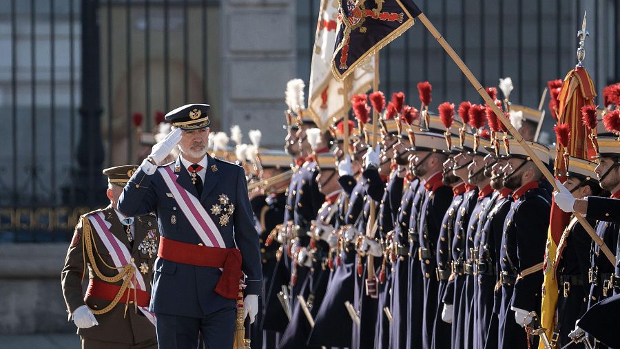 El Rey Felipe VI, durante la Pascua Militar, en el Palacio Real, pasa revista a las tropas.