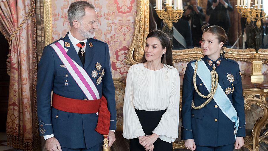 El Rey Felipe VI, la Reina Letizia, y la princesa Leonor, durante la Pascua Militar, en el interior del Palacio Real.