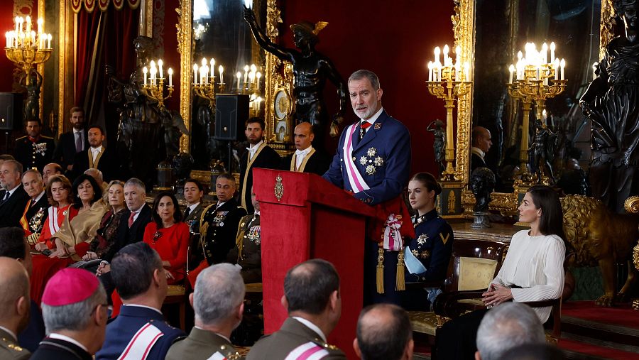 El rey Felipe VI pronuncia su discurso durante la celebración de la Pascua Militar en el Salón del Trono del Palacio Real.