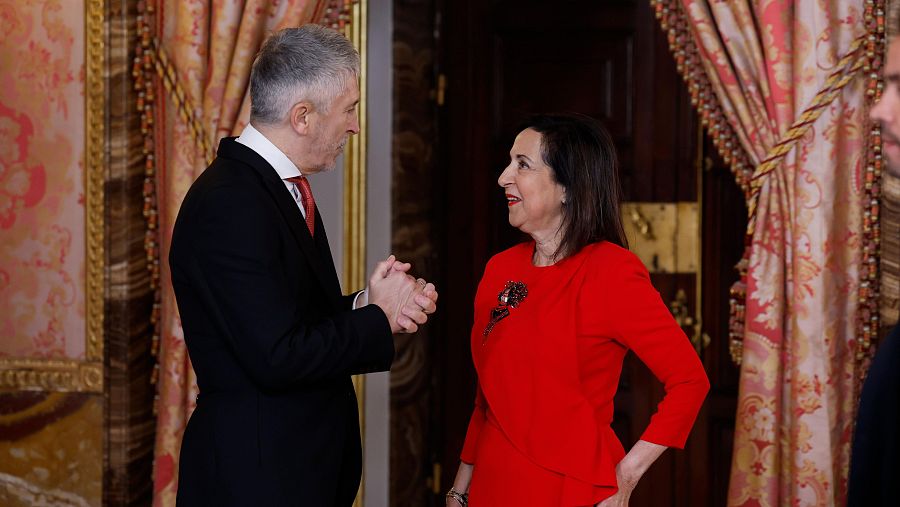 La ministra de Defensa, Margarita Robles, y el ministro de Interior, Fernando Grande-Marlaska, charlan antes de los discursos en el marco la ceremonia de la Pascua Militar.