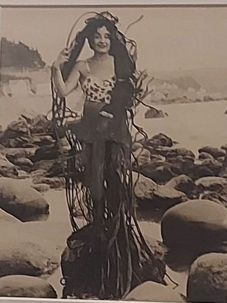 Maruja Mallo en la playa