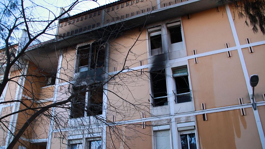 Finestres cremades en un habitatge d'un bloc del carrer dels Horts del municipi de Constantí, on ha mort un home arran de l'incendi produït aquesta matinada