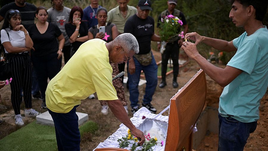 Venezuela: Entierro de Rosa Elena González, víctima de los bombardeos de EE.UU.