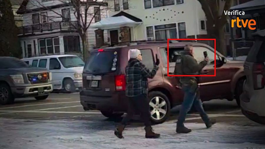 Captura del vídeo en el que aparece el agente que dispara rodeando el vehículo mientras graba con su móvil