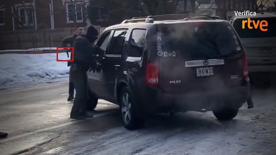 Captura del vídeo (minuto 0:14) que muestra el momento en que el agente saca el arma