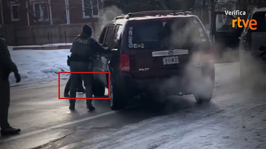 Captura del vídeo (segundo 0:15) que muestra la posición del agente y la rueda delantera del coche girando a la derecha