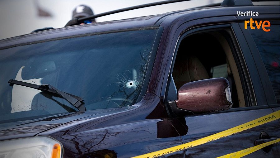 Impacto de bala en el parabrisas del vehículo