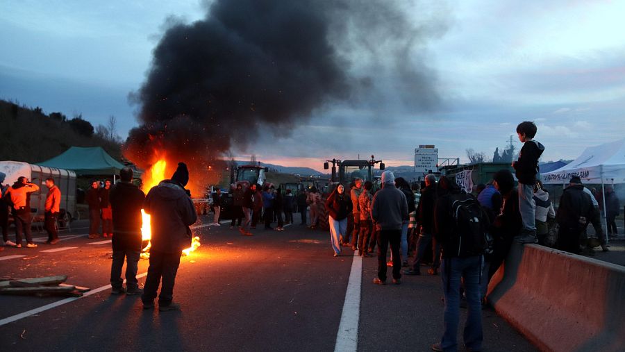 Els pagesos han fet una foguera en mig de la C-16