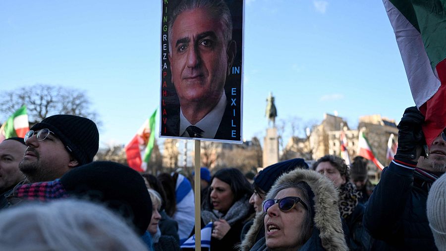 Un manifestante sostiene una pancarta del líder opositor iraní Reza Pahlavi