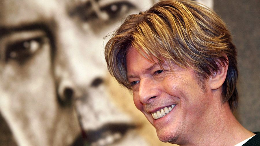 David Bowie en 2002, durante una firma de discos en París