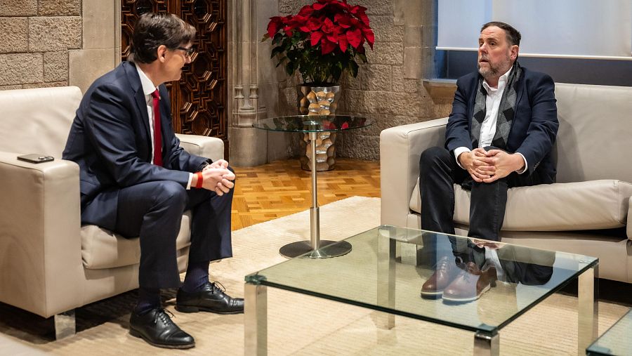El president de la Generalitat, Salvador Illa, rep el president d'ERC, Oriol Junqueras, al Palau de la Generalitat després de l'acord del nou model de finançament (ACN | Jordi Borràs)