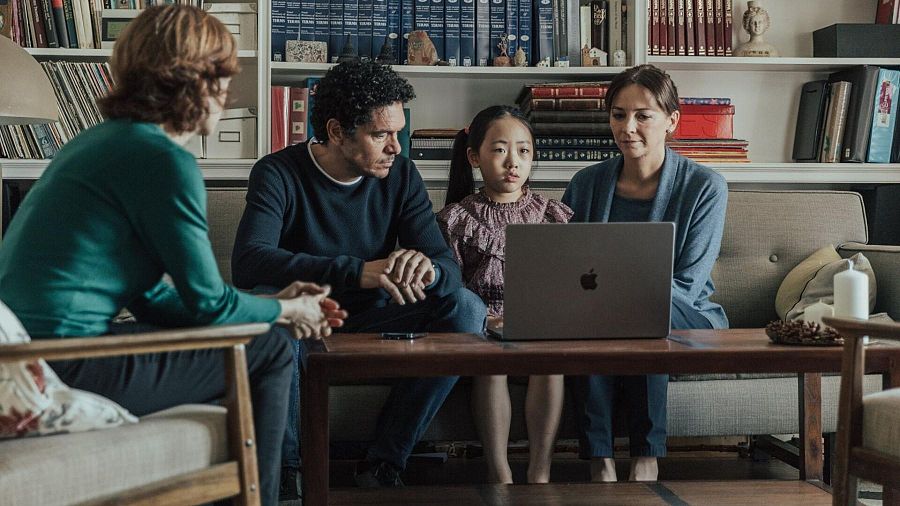 Pablo Molinero, Ella Qiu y Leonor Watling en 'Chinas'