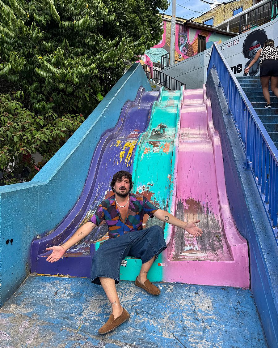 Tobogán de colores en la Comuna 13