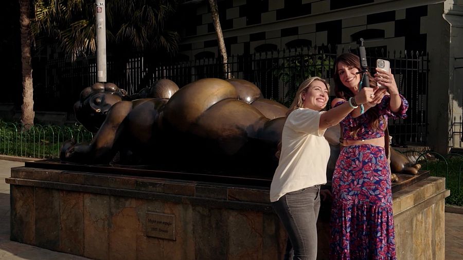Escultura 'Mujer con espejo' en la Plaza Botero, Medellín (Colombia)