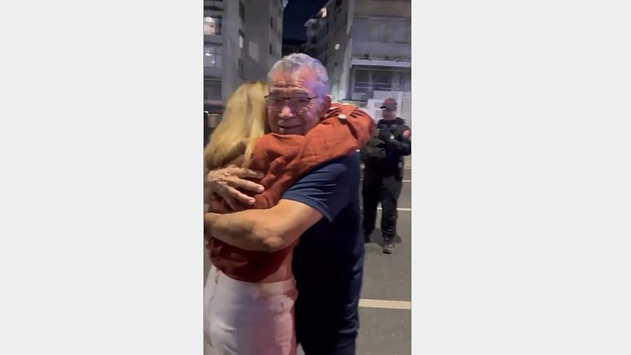 Enrique Márquez abraza a un familiar tras su liberación en Caracas, Venezuela