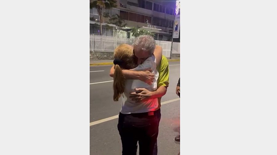 Biagio Pilieri abraza a un familiar tras su liberación en Caracas, Venezuela