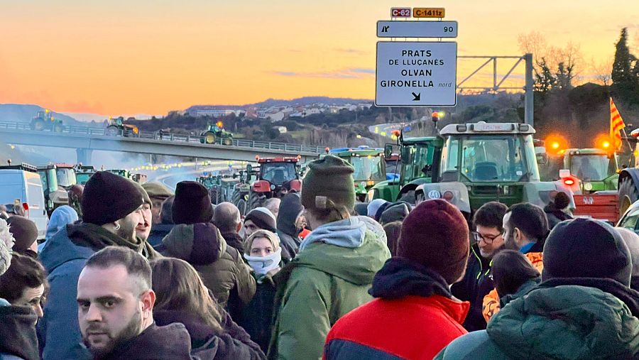 Pagesos i tractors al tall de la C-16 al Berguedà
