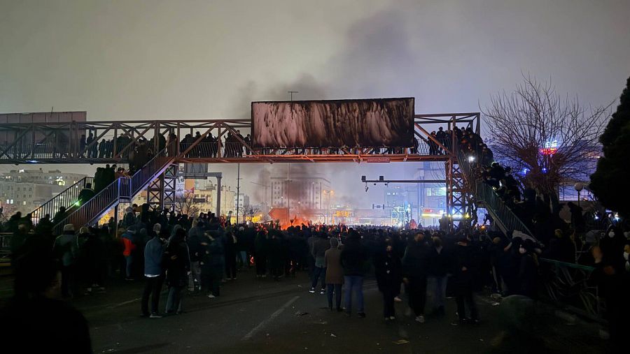 El humo sale de una hoguera que bloquea una calle de Teheran durante las protestas del 10 de enero
