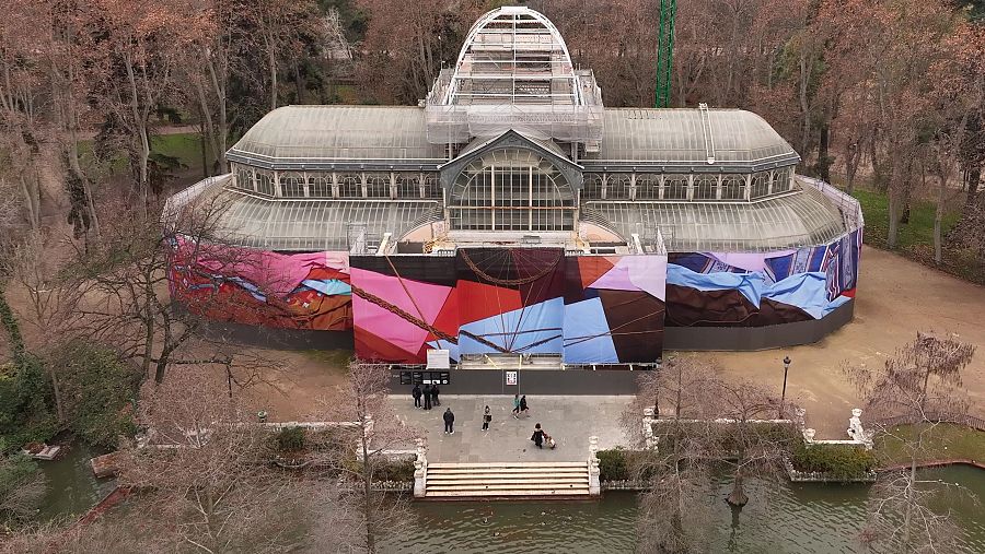 'Fardo' de Andrea Canepa cubre el Palacio de Cristal durante las obras en el Retiro
