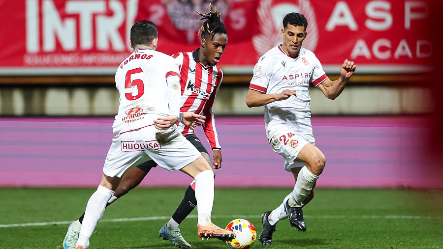 Nico Williams durante el partido ante la Cultural.