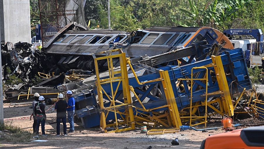 Tailandia: decenas de muertos al caer una grúa sobre un tren de pasajeros