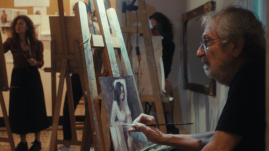 Oscar Tusquets pintando en su estudio