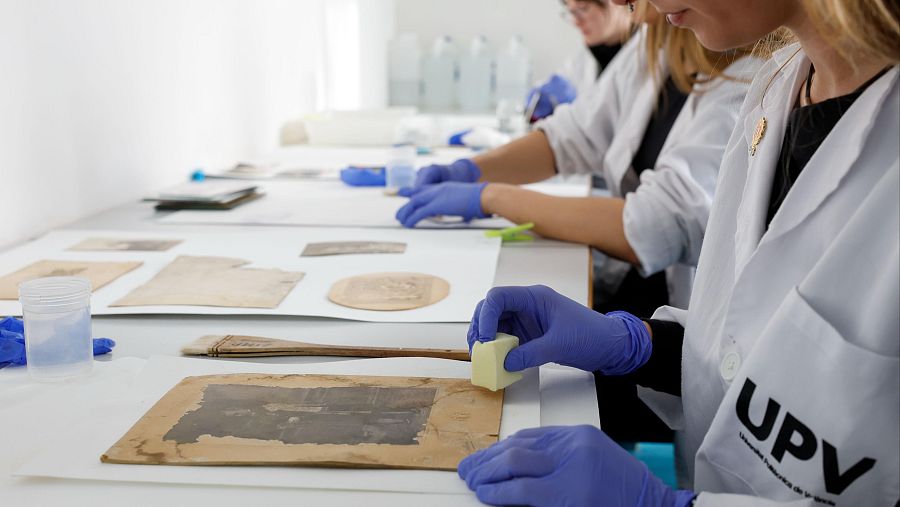 Varias personas trabajan en el proyecto 