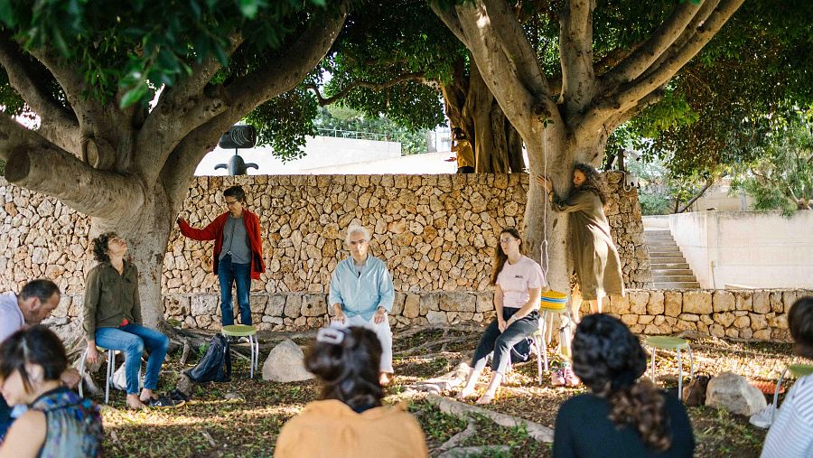 ‘Pequeña guía para meditar con los árboles’ de Fran Simó (Juan David Cortés, 2025)