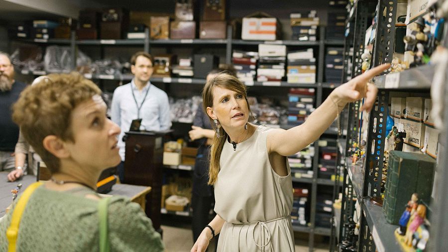 Marina Planas enseñando el Archivo Planas (Juan David Cortés, 2025)