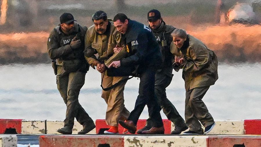 El presidente de Venezuela, Nicolás Maduro, y su esposa, Cilia Floress a su llegada al helipuerto de Wall Street, el 5 de enero de 2026, para ser traslados al tribunal federal en Nueva York