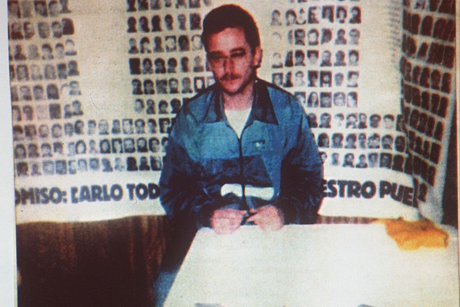 Ortega Lara tras un mes de cautiverio, en una foto difundida por ETA al diario Egin