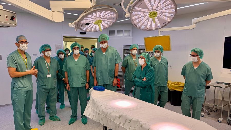 Visita del president de la Generalitat, Salvador Illa, i l'alcalde de Badalona, a un quiròfan de l'ampliació del bloc quirúrgic de l'hospital Germans Trias.