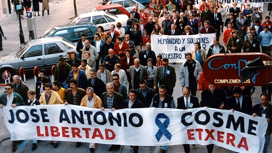 Manifestación pidiendo la libertad de Ortega Lara y Cosme Delclaux