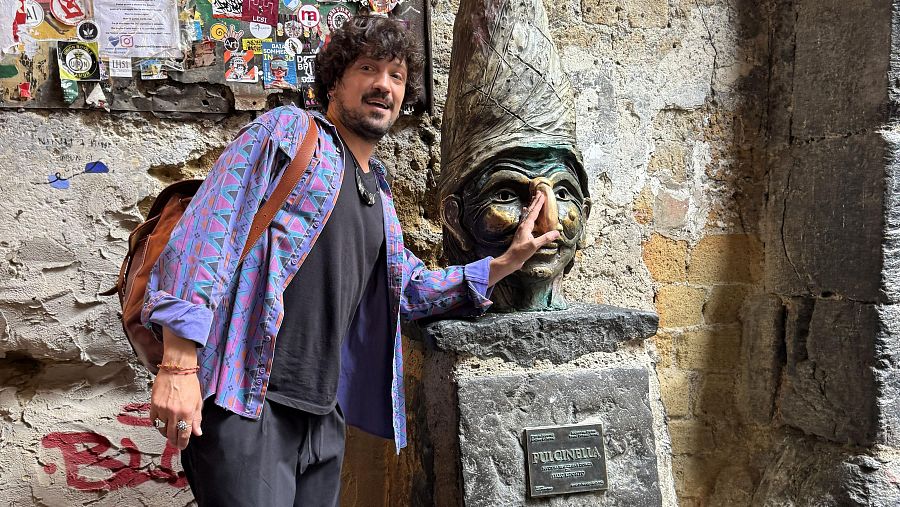 La vuelta al mundo en 80 likes -  Carlo Cuñado con la estatua de Pulcinella