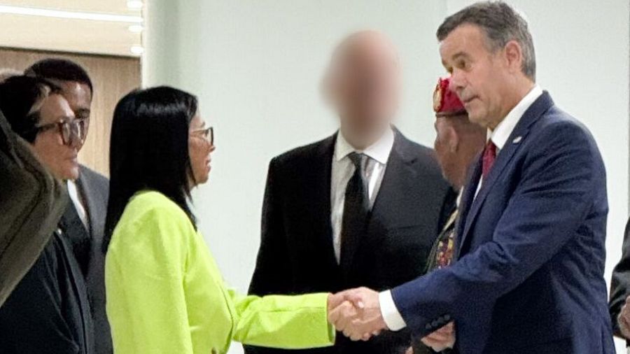 El director de la CIA, John Ratcliffe, saluda a la presidenta encargada de Venezuela, Delcy Rodríguez