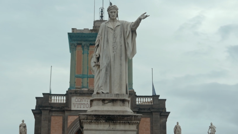 La Vuelta al Mundo en 80 Likes - Estatua del escritor Dante en la Piazza Dante de Nápoles