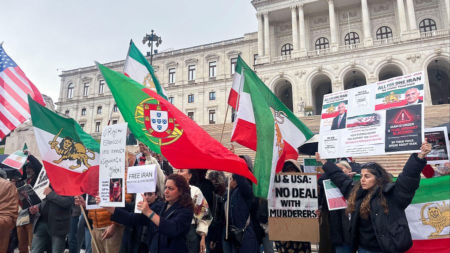 Protesta frente al Parlamento de Portugal para denunciar la sangrienta represión en Irán