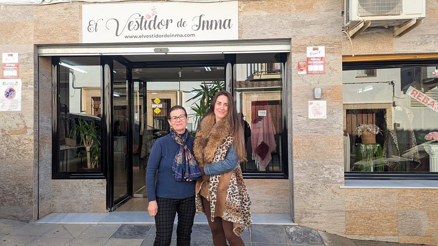 Inma, a la derecha, posa junto a su madre frente a la tienda que regenta en Adamuz