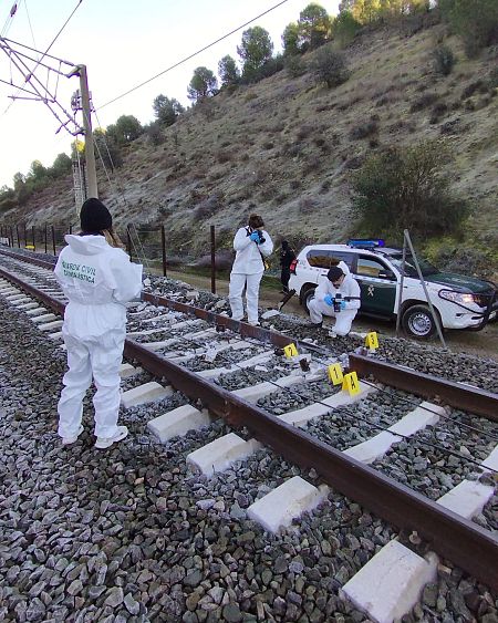 Un equipo de criminalística analiza las vías donde se ha producido el accidente de tren de Adamuz (Córdoba).
