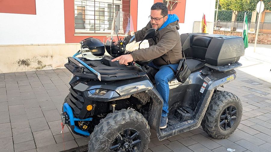 Gonzalo, en el quad con el que logró rescatar a varias personas