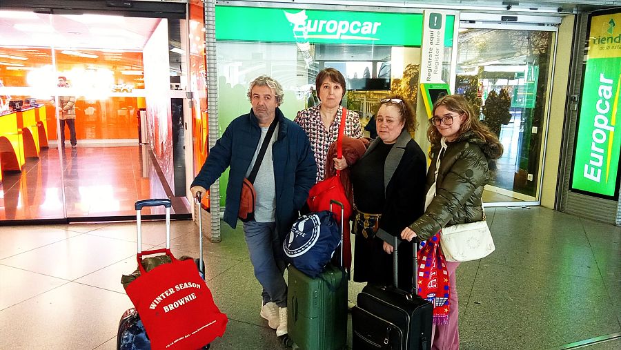 Manuel, María José y su hija Ana, este lunes por la mañana en las oficinas de alquiler de coches con oficina en la estación de Atocha (Madrid).