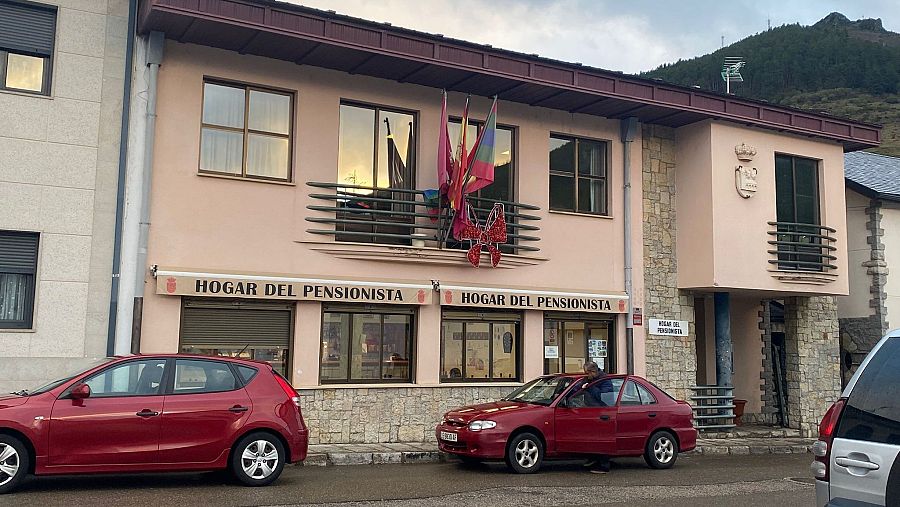 El Hogar del Pensionista es el único bar dentro del casco urbano de Villamanín.