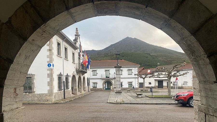 Vista del Ayuntamiento de Villamanín desde los soportales de la Iglesia de San Juan Degollado