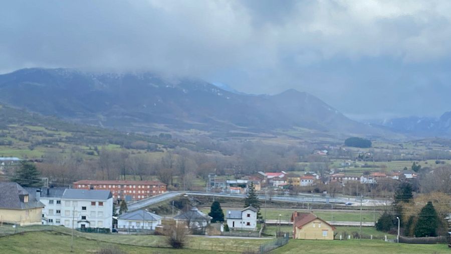 Atardecer de inverno en Villamanín desde las piscinas municipales.