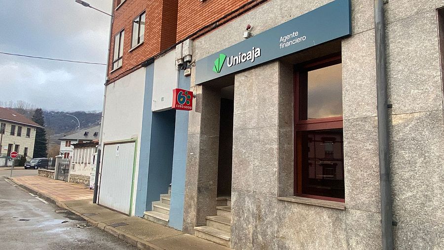 La única sucursal bancaria de Villamanín sólo abre al público dos mañanas a la semana.