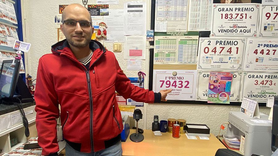 Rubén González regaló a la comisión de fiestas de Villamanín la impresión de los 15 tacos con 750 papeletas.