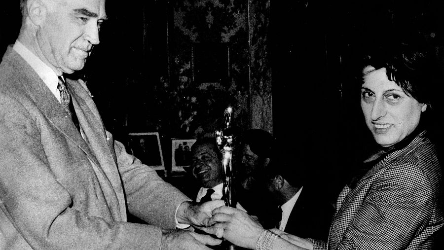 Anna Magnani con su Óscar